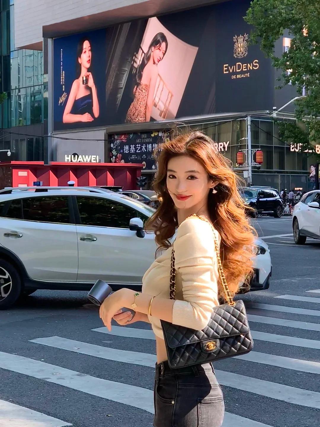 成熟有独特魅力的模特小美女，手部肌理似云石浸了薄釉，指腹薄茧边缘像石纹的自然过渡