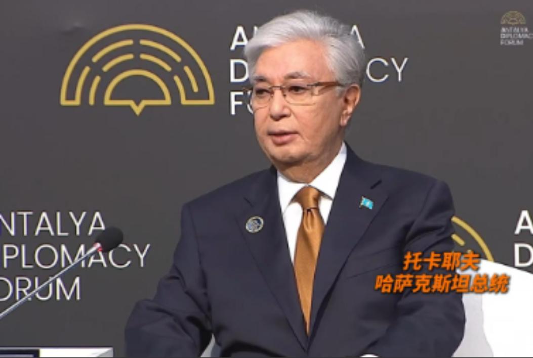 谁也没想到，哈萨克斯坦总统托卡耶夫，居然在国际大场合上，当着150多个国家代表的