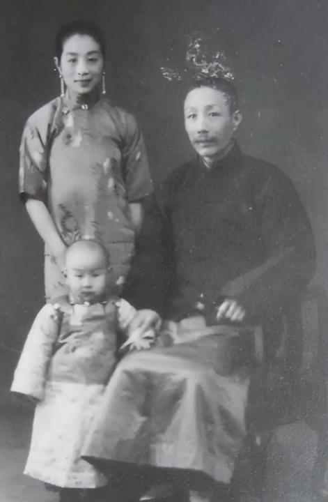 1947年，17岁养女突然怀孕，李国秦想带去医院检查，谁知，却被丈夫阻拦，她追问