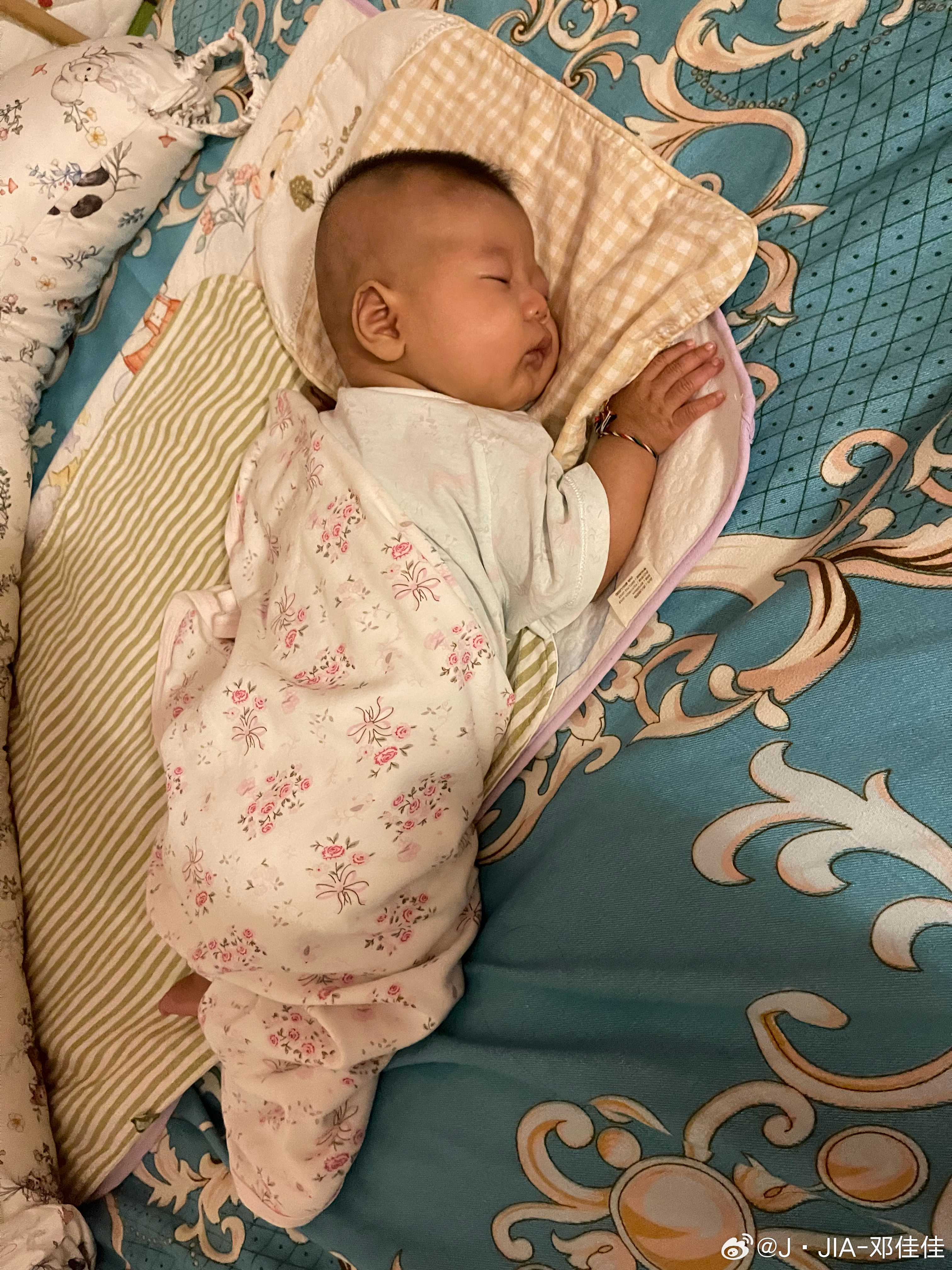 褪去胎毛承初生福气 愿吾儿平安康健前程明朗 前路满是暖阳 我的小朋友自在生长✨?