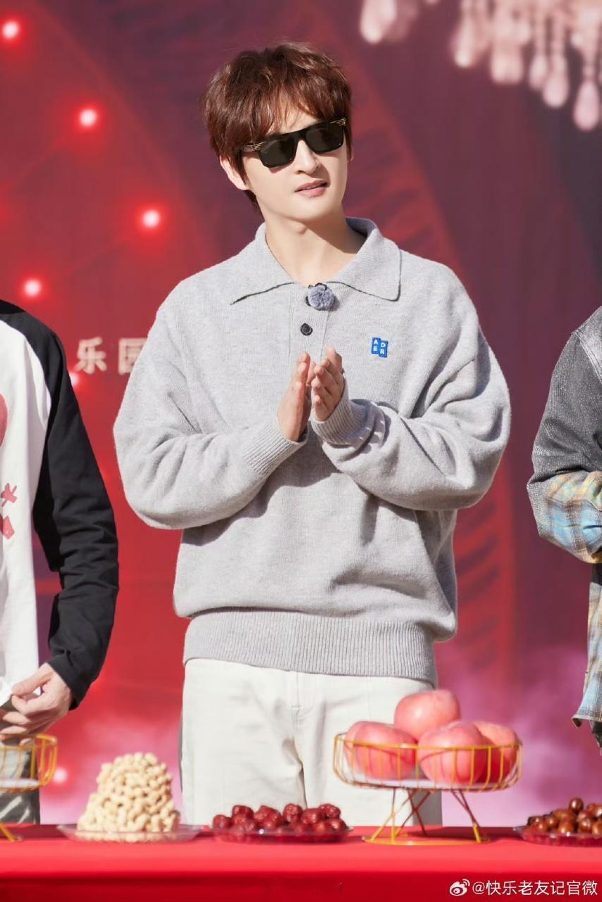 张远唱完娃娃脸重返二十岁 音乐与歌者的气质总能相互成就。张远站在舞台上演唱《娃娃