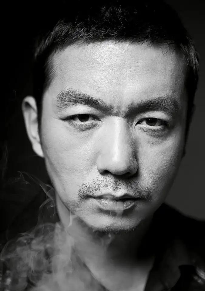 北影学生邢佳栋，因为替女同学出头打架，被开除了。就这一下子，前程断了。开除后，他