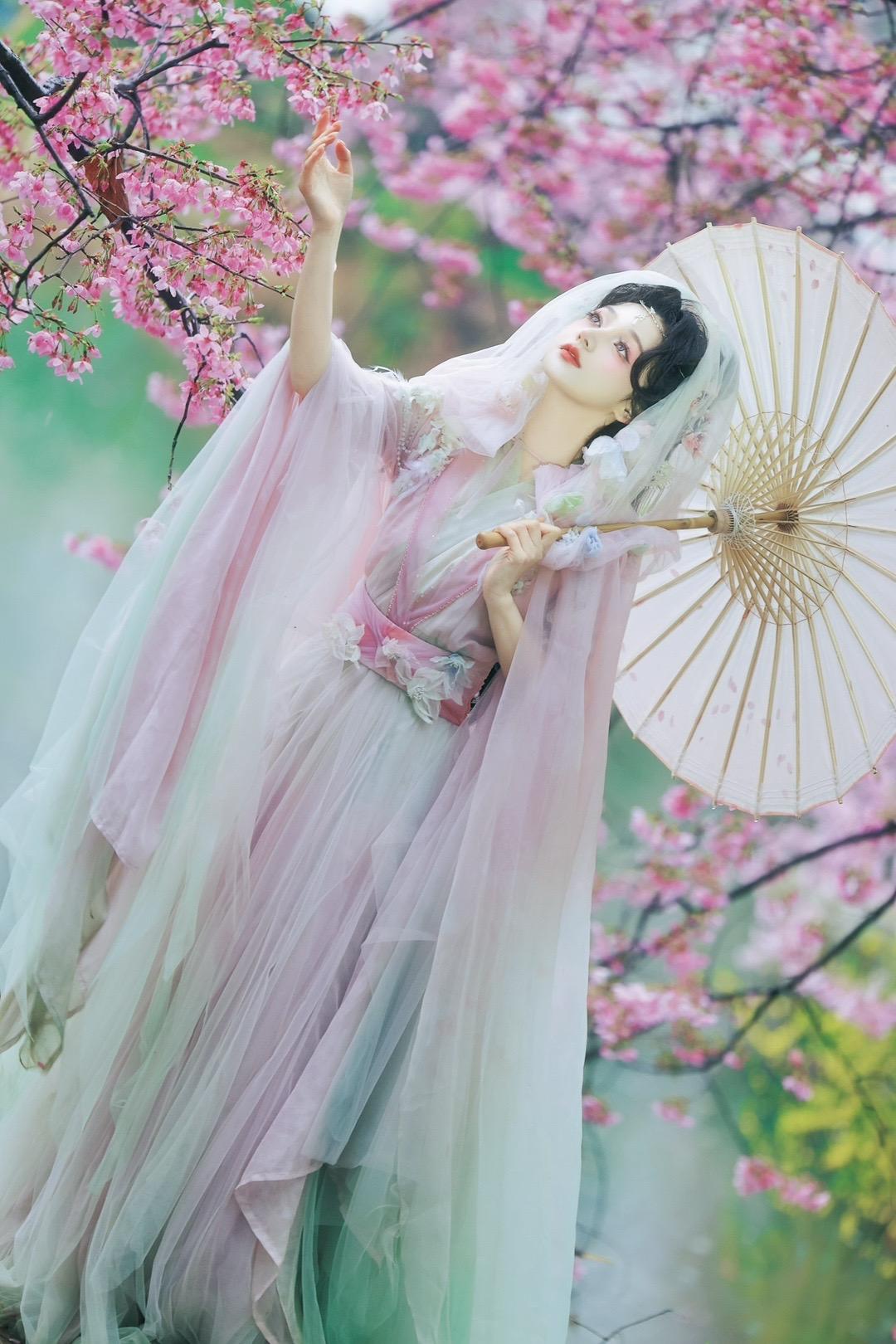 我与春风皆过客。摄/后：我