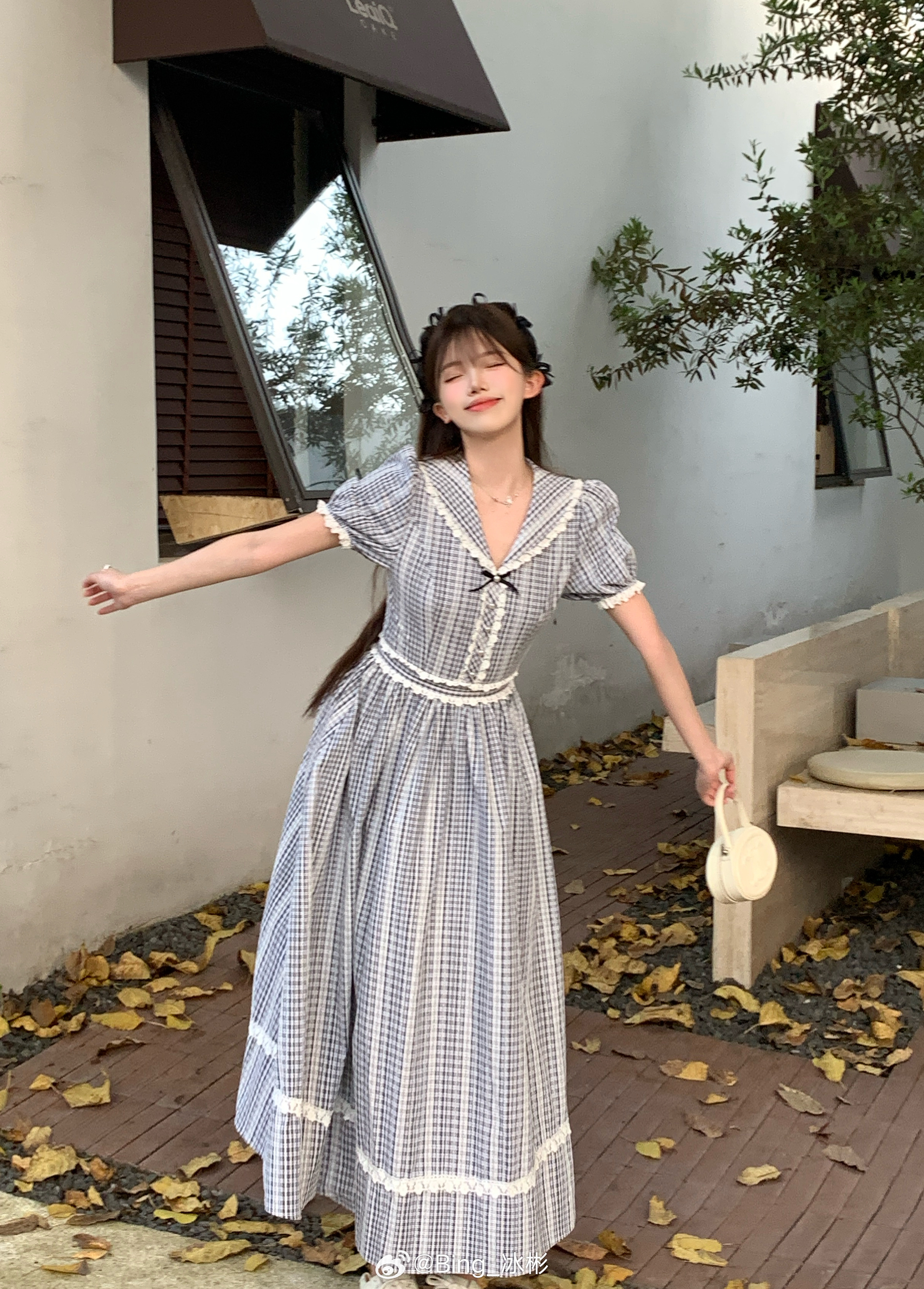 仿佛回到浪漫摩登时代这条格子裙的浪漫气息直接溢出屏幕 很适合春日的心情谁能拒绝活