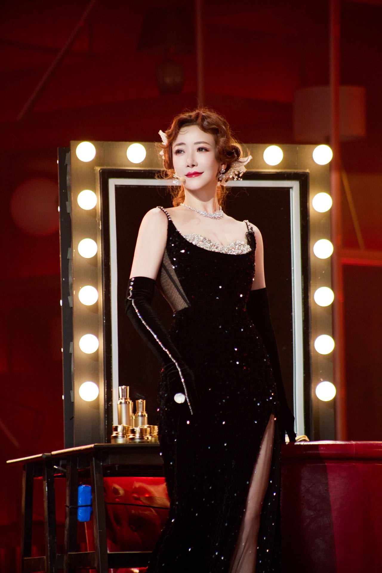 这合舞舞台也太绝了吧！陈紫函黑闪裙配长手套，又美又媚。戴向宇一身黑西装帅得离谱，