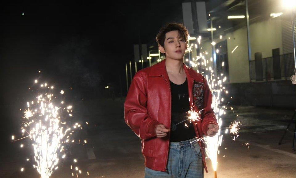 邓为新年营业，撕漫少年！！哥哥新的一年要幸福啊！ 