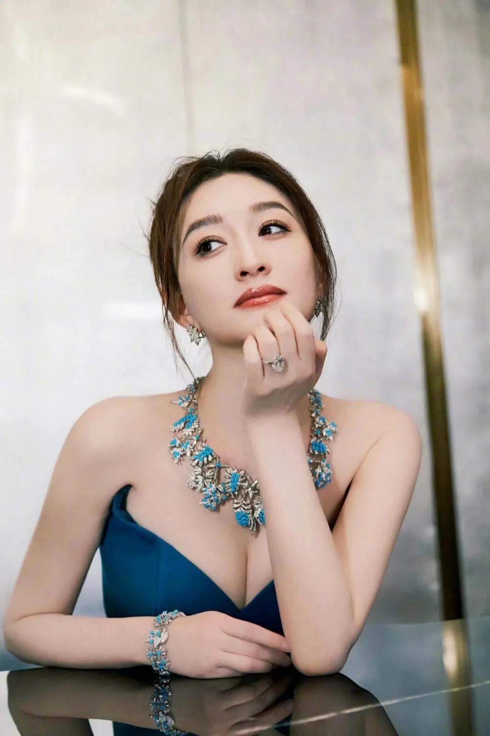 李小冉真是娱乐圈里气质独特的女神。她有着白皙的皮肤，就像牛奶一样丝滑，在一众女星