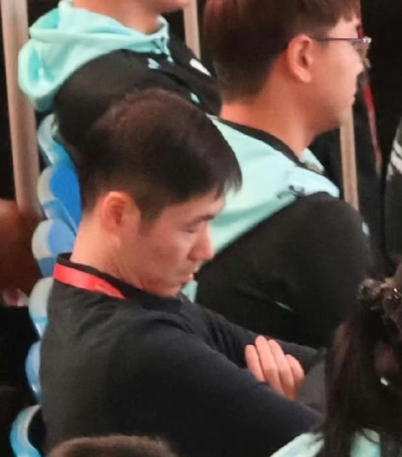 成都混合团体世界杯，中国乒协负责人兼乒羽中心副主任王励勤今日观看中国队对战法国队