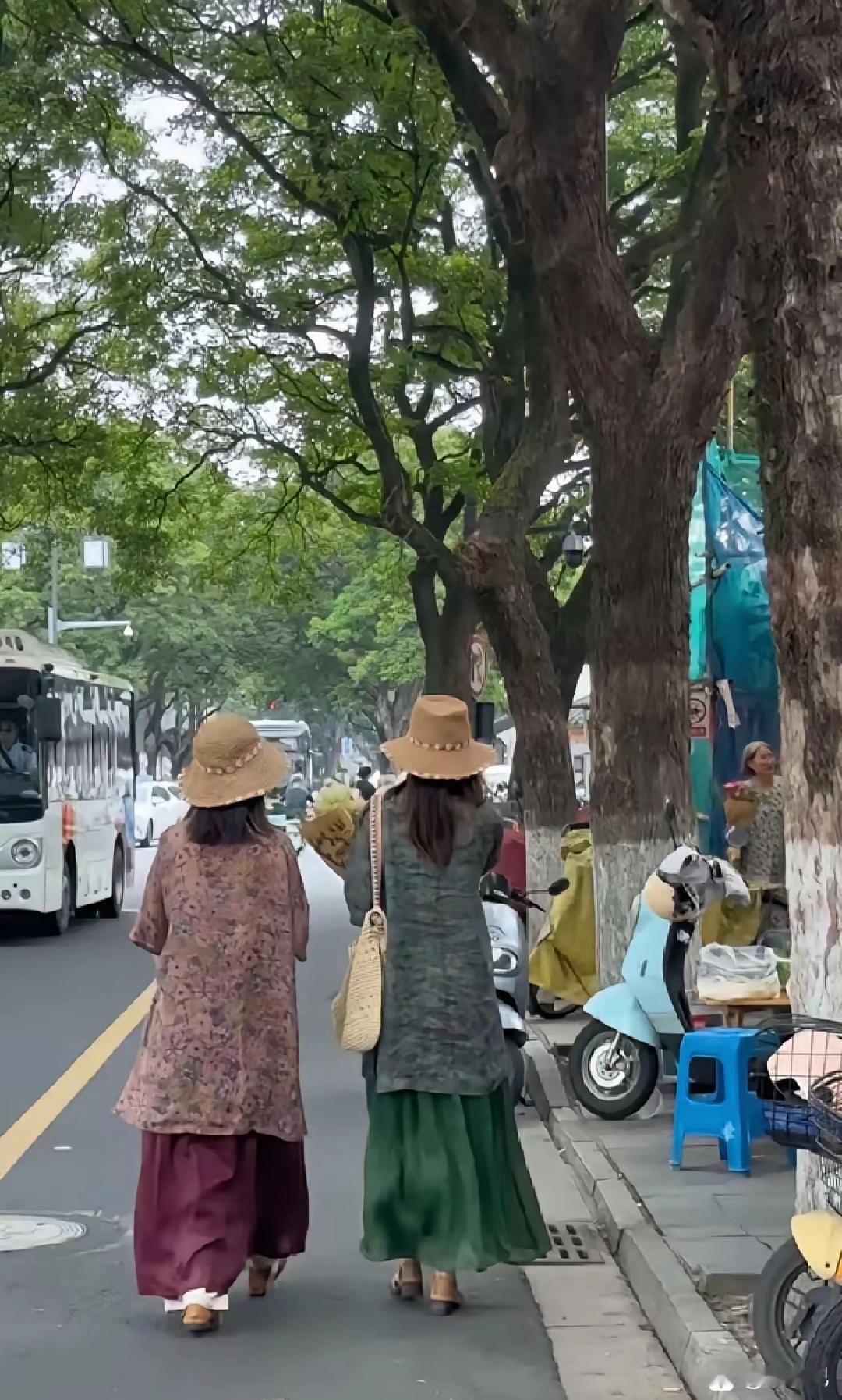 这身现在很火的长款国风穿搭，我实在欣赏不来。
一身松松垮垮、拖拖拉拉，看着松塌无