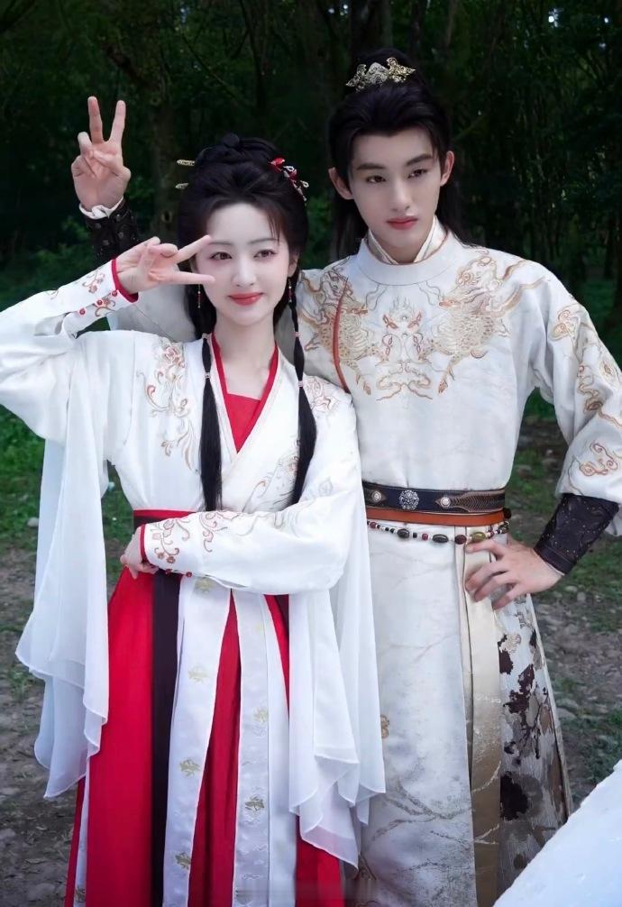 董思成邓恩熙合拍照  董思成邓恩熙少男少女具象化 两人同框气质好搭，少年眉眼干净