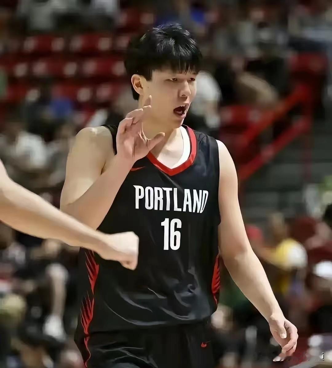 杨瀚森被下放到发展联盟打球，今天狂砍20分7篮板7助攻，2盖帽的全面数据！投进了