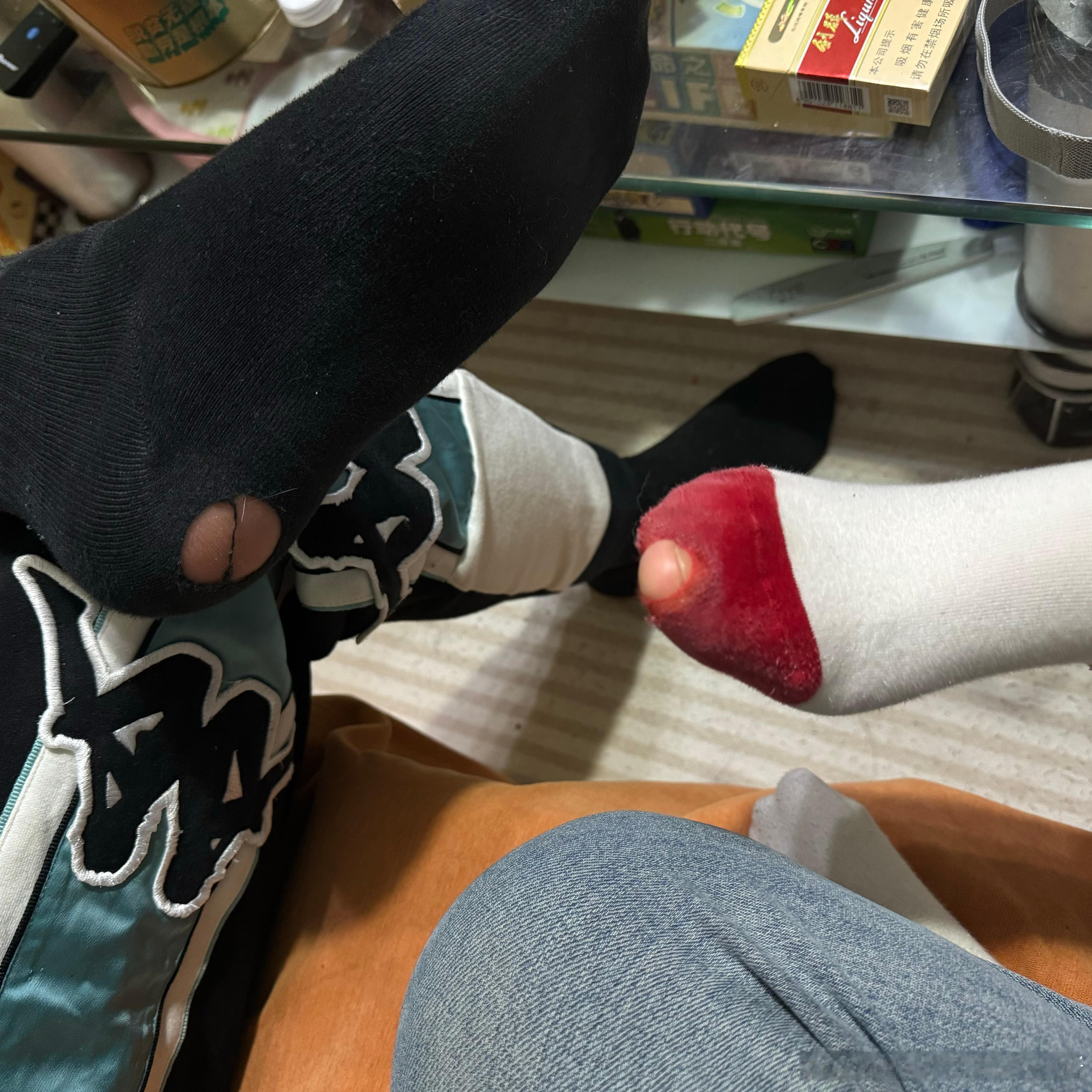 好荒谬 坐在中间 我好无助 ​​​