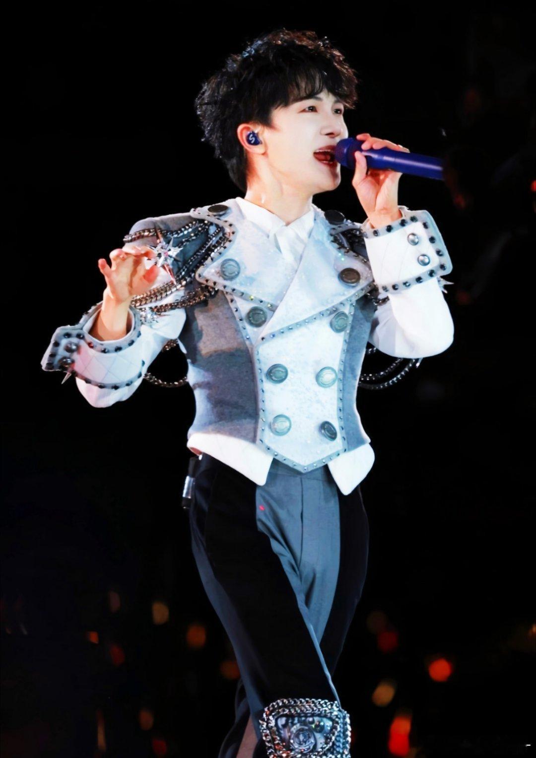 周深四渡主题曲渡首唱周深贵阳首唱《渡》！以澄澈声线致敬四渡赤水峥嵘岁月，歌声藏山