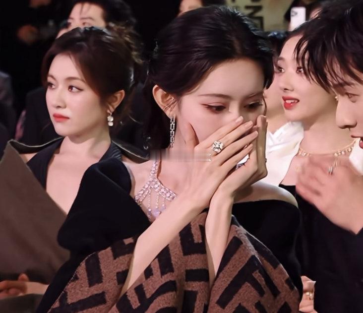 互动直接断崖式减少。全程零对视零交流，李昀锐复盘致谢刻意回避孟子义，只用“两个女