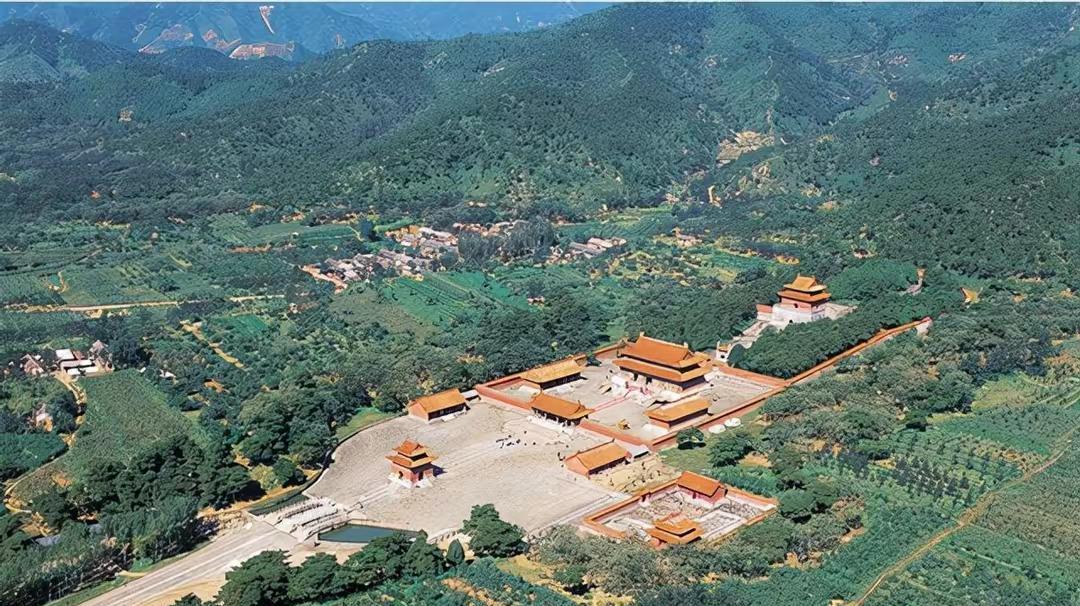 1909年11月15日，辞世一年整的慈禧，被风光大葬于咸丰皇帝皇陵以东的菩陀峪定