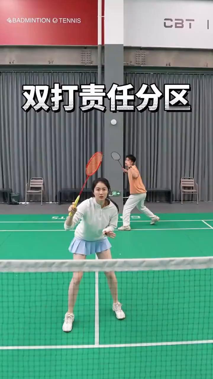双打责任分区。
这是一个错误的行为，为了尽量守住网前，你选择了转身接球，结果撞拍