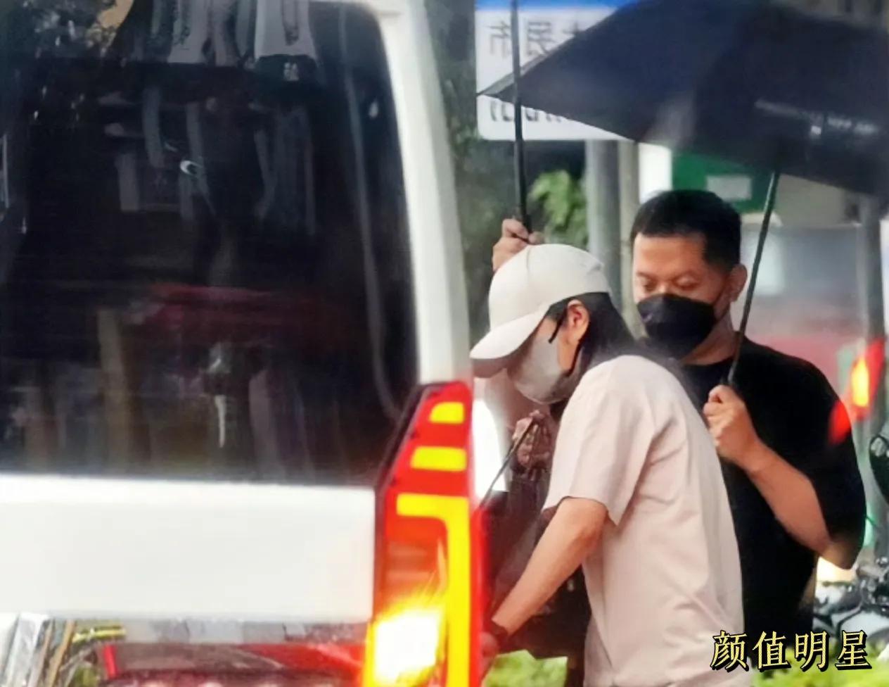 安以轩老公被逮捕后首度露面，坚强形象令人钦佩

近日，安以轩在老公被逮捕后首次公
