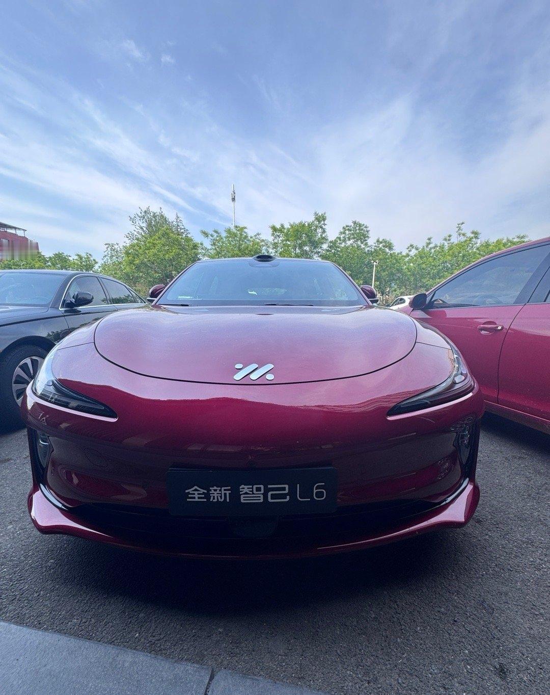 智己汽车受女性用户喜欢，这也很正常。
首先，它颜值好看，外观设计很具吸引力，线条