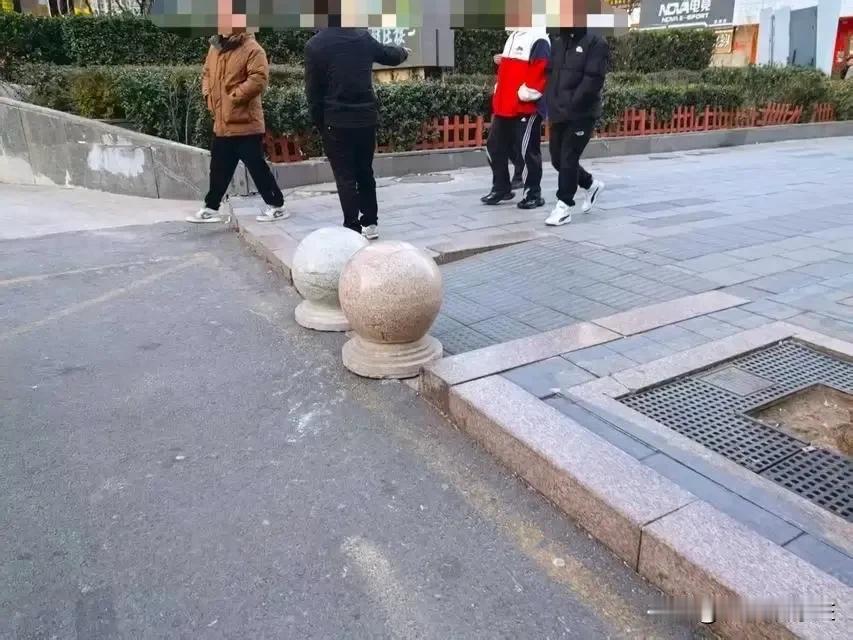 网友吐槽勒泰的中山路（栗康街至长征街）那里便道原本有能停放电动车的地方，然后近期