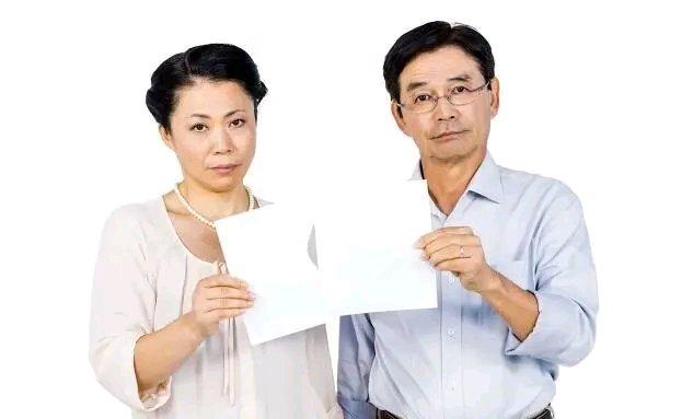 刷到个大姐哭诉二婚三年还是散了，这让我颇有感触，毕竟我也是二婚过来人。头婚时26