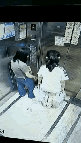 母女乱按电梯全部楼层，一时任性惹大麻烦
 
“这个女人是怎么想的，干坏事还要把孩