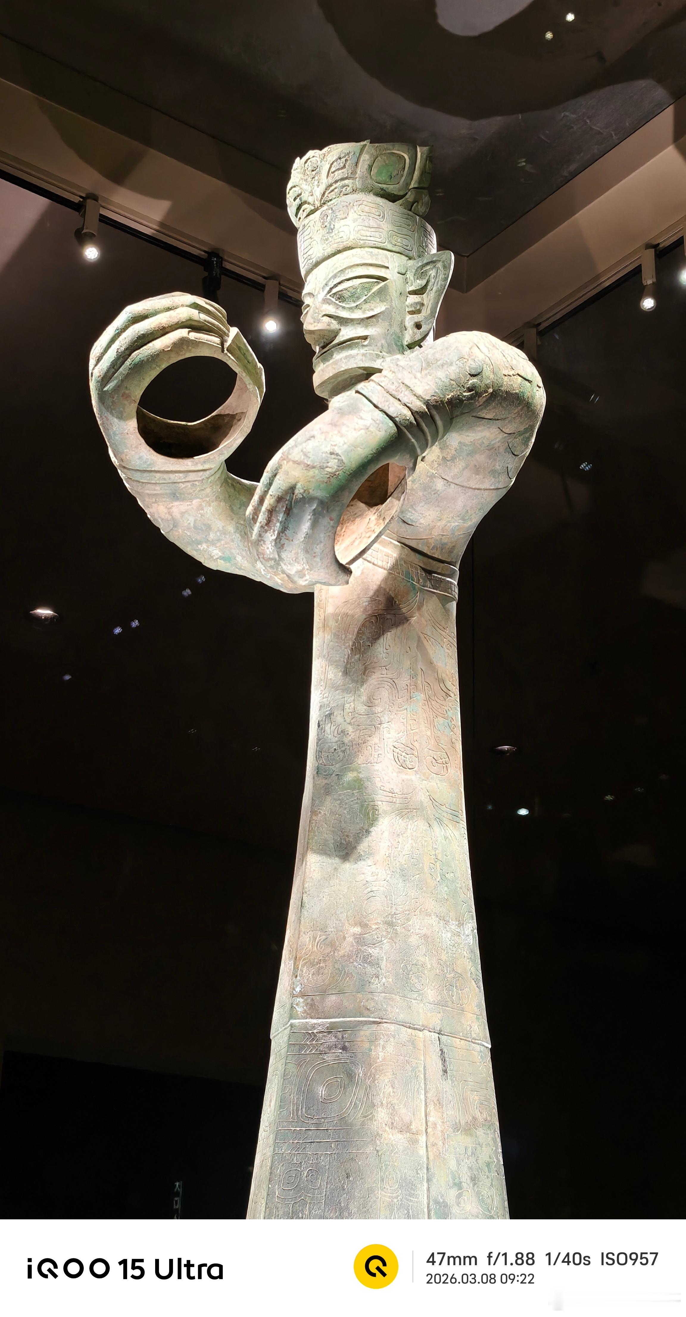 在家翻书看到一本书上面有三星堆青铜器的照片，瞬间就想起iQOO七周年去三星堆博物