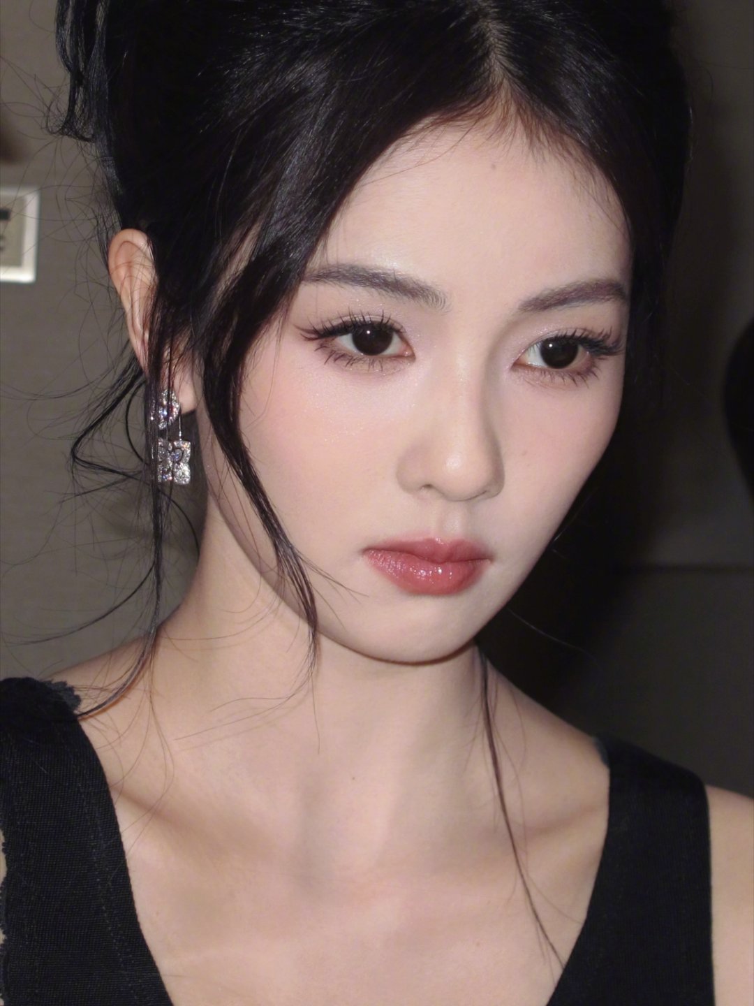 白鹿晒爱奇艺世界大会plog轻轻松松就被这个白鹿美到了🙌欢迎大家来🥝预约临江