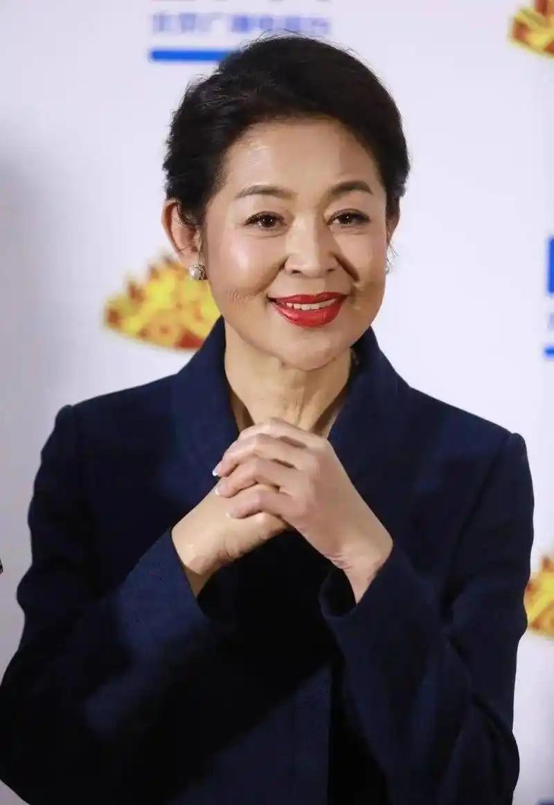 倪萍为什么共情房主人？因为她就是房主人。
 
倪萍对小鹿的指责揭开的是三代女人的