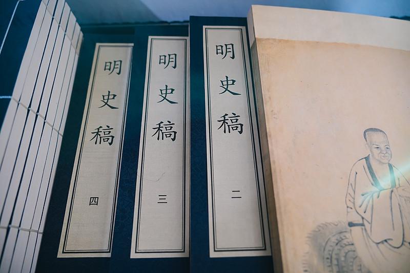 《明史》存在篡改的可能吗?
清修《明史》常被诟病的几大槽点
 
1. 定稿之后又