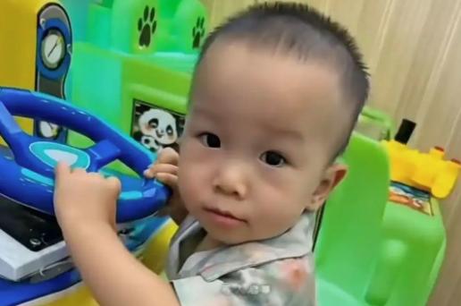 1岁10个月的他，在妈妈外婆家的鱼塘里找到了：才十几分钟，孩子就不见了。
何浩茗