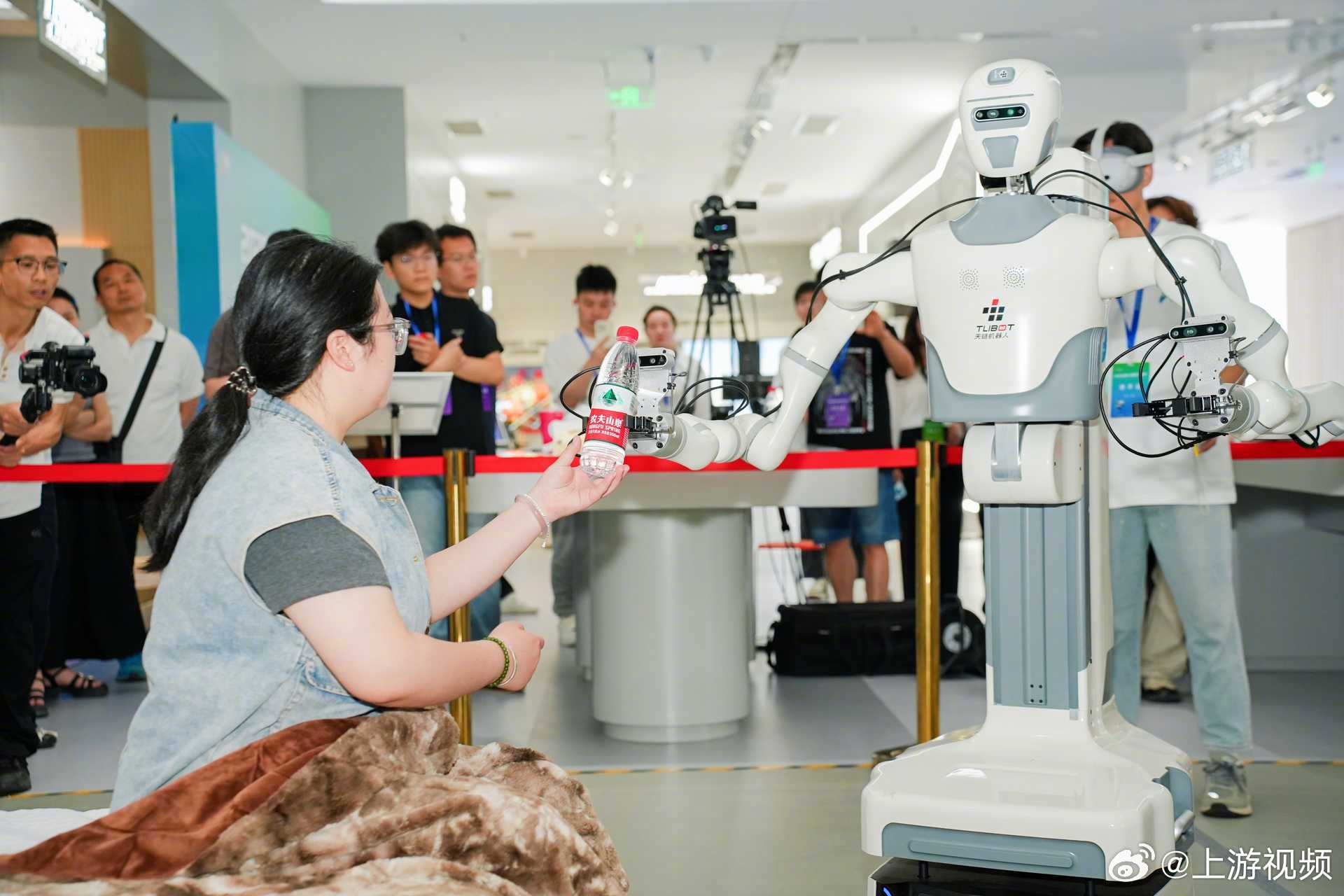 #重庆4支队伍亮相智能机器人挑战赛#【盲道引路、物料分拣……这场“机器人比武”在