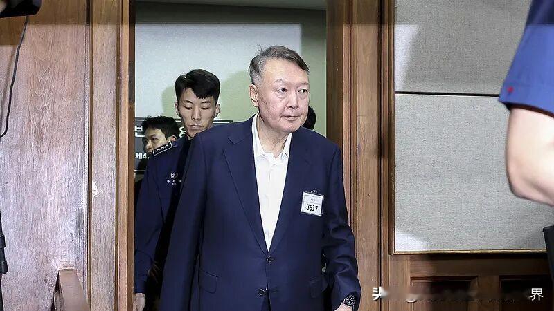 李在明开始用妻子金建希的“战术”，全程缄默，一句话也不说！据韩国内乱特检组15日