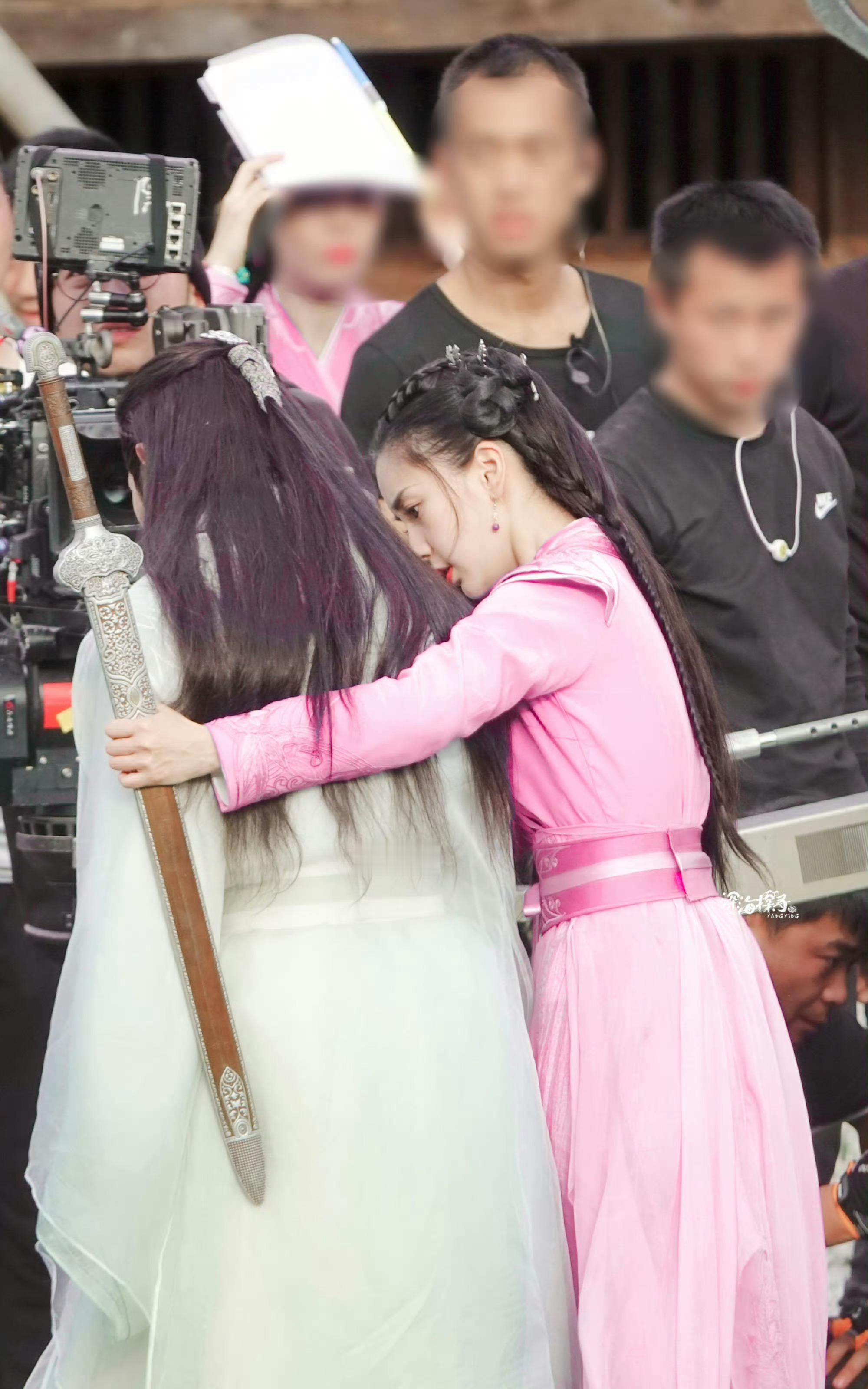 angelababy angelababy “不同蔷薇，你可是明艳从不凋零的玫瑰