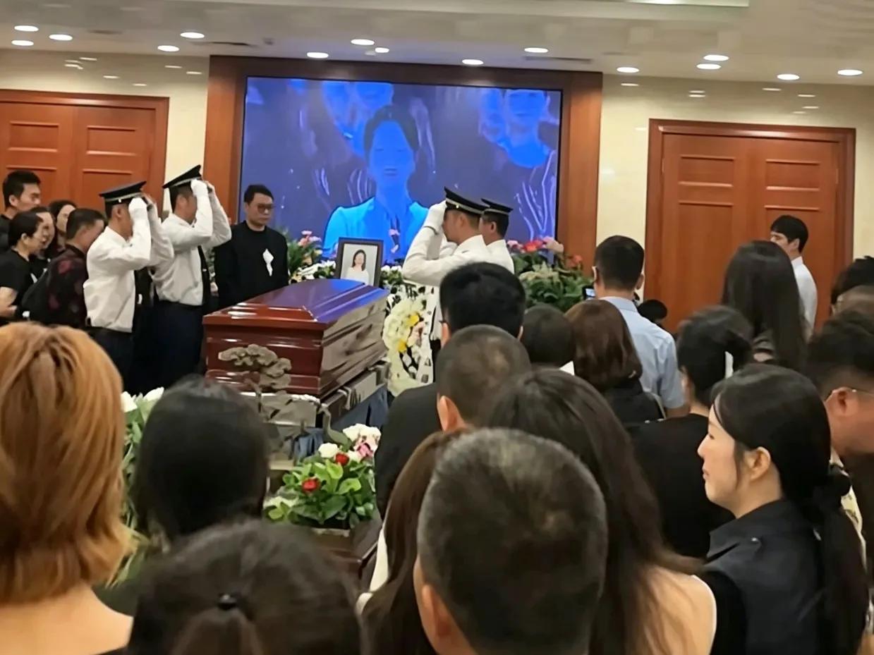 龚爽的遗体告别仪式圆满结束，礼仪人员缓缓准备移灵、送往火化。
 
短短几步路，却