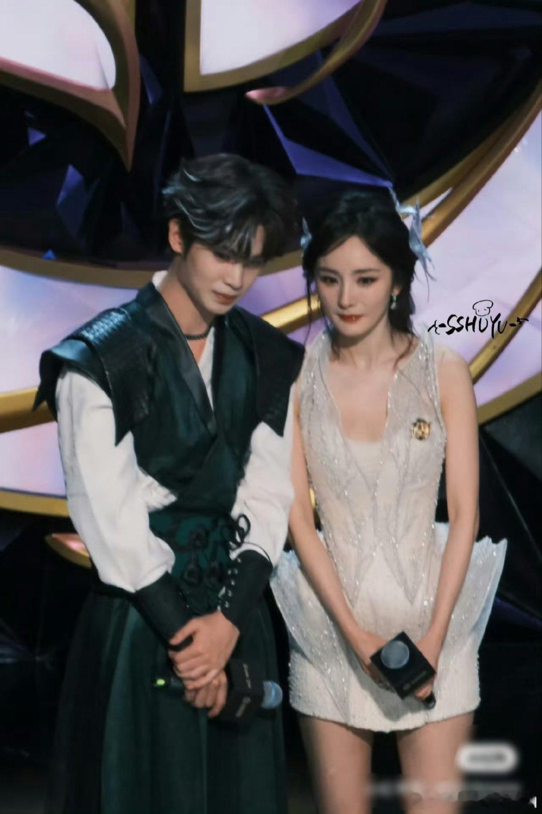 猜我看到了什么好东西，杨幂和黄明昊 我的全世界最好的绝世珍宝组合[期待][期待]