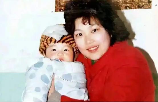1988年，武汉一女老师身怀六甲仍在上课，她突然腹痛不止，丈夫赶来一看，高兴说：