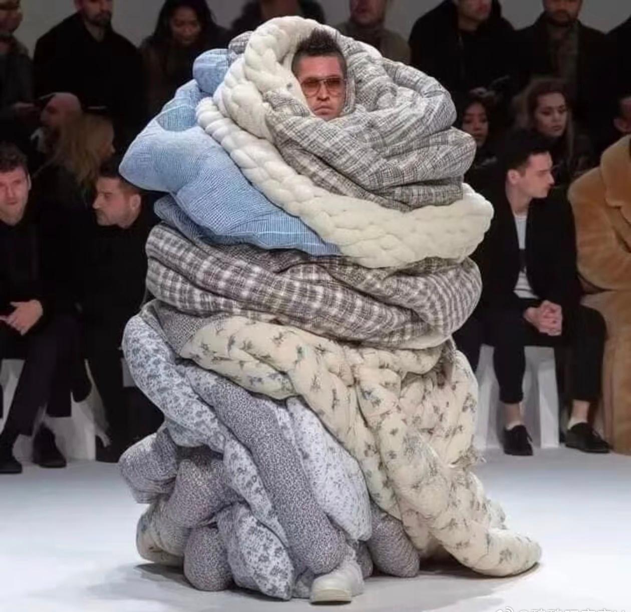 广东今天也断崖式降温了
昨天还在穿短袖
今天就要翻出压箱底的厚衣服
广东的降温，