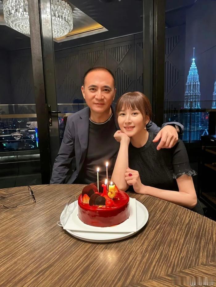 胡静嫁得才是真正的豪门霸总，家里有超大的花园和院子，像个城堡一样，老公高富帅还把