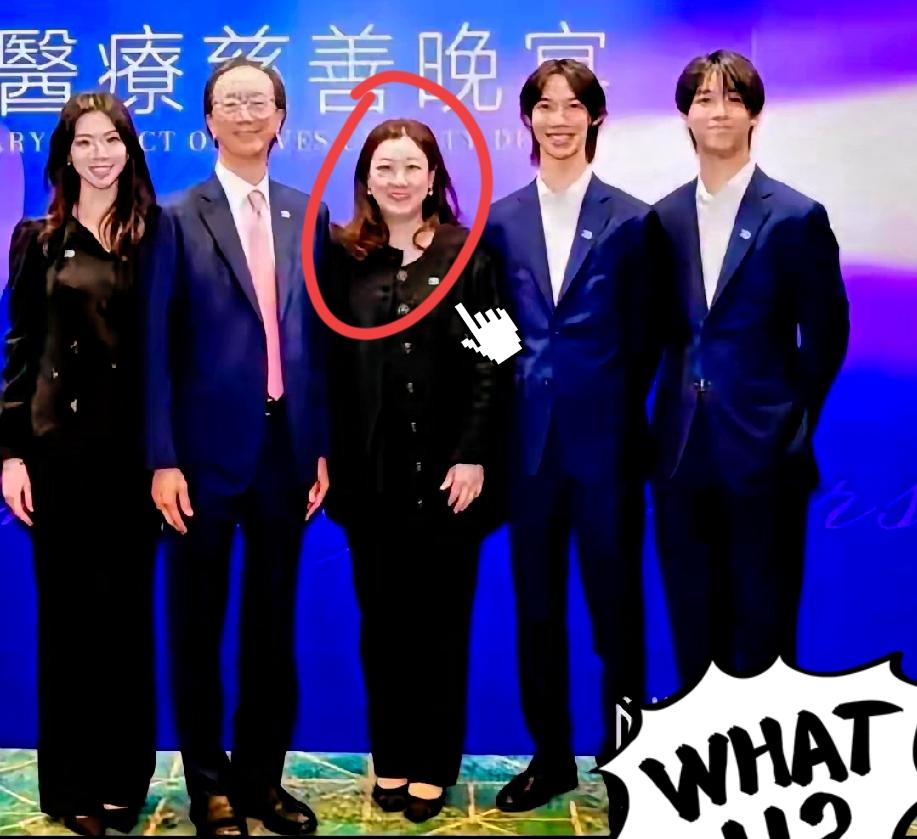 伏明霞最新全家福，老公仍是精瘦干练，三个孩子都已长大成人，都随了父亲的痩，又遗传