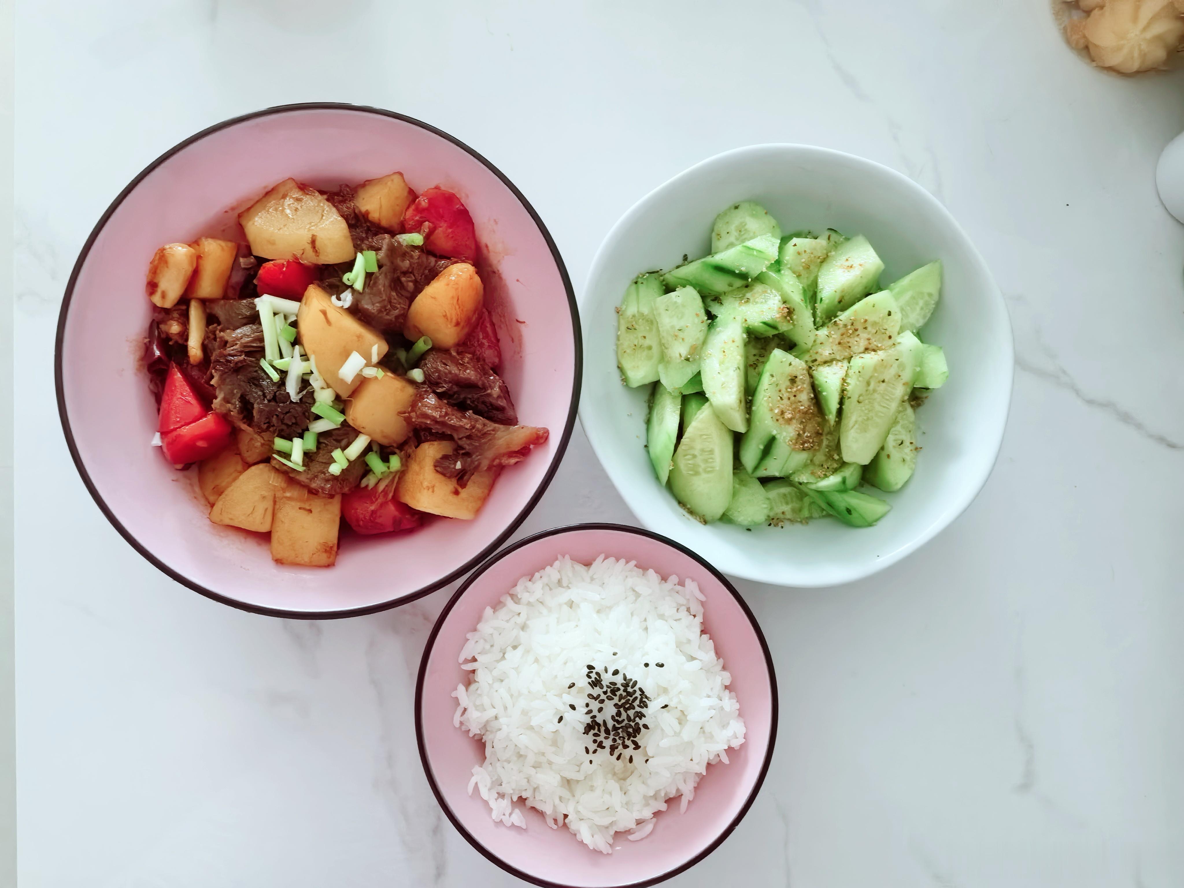 今日午餐 今日午餐土豆烧牛肉，凉拌黄瓜🥒，做饭兴趣很高，就是饭量差了点一个人没