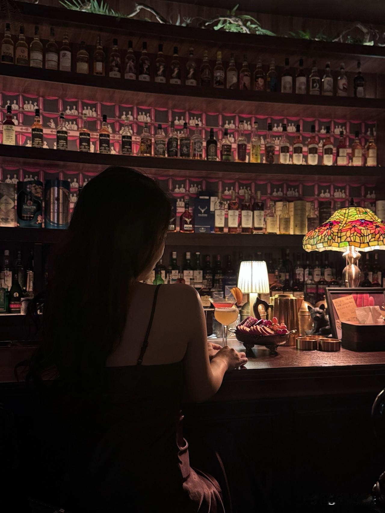 “冤不冤？”吉林延边，51岁男子在酒吧喝酒时，看到一名女子长得好看，便想邀请对方