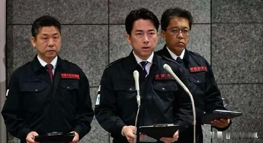 日本7.5级强震刚过，凌晨的紧急发布会就出了岔子！防卫大臣小泉进次郎上台念稿时，