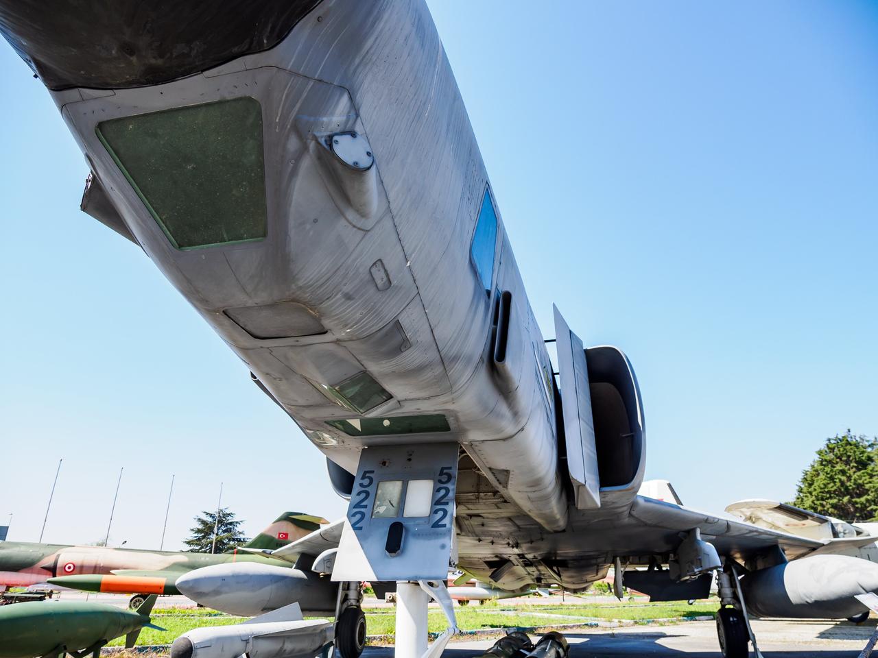 原来土耳其也装备过RF-4E。不过它的照相侦察窗和日式的RF（RF-4E）不一样
