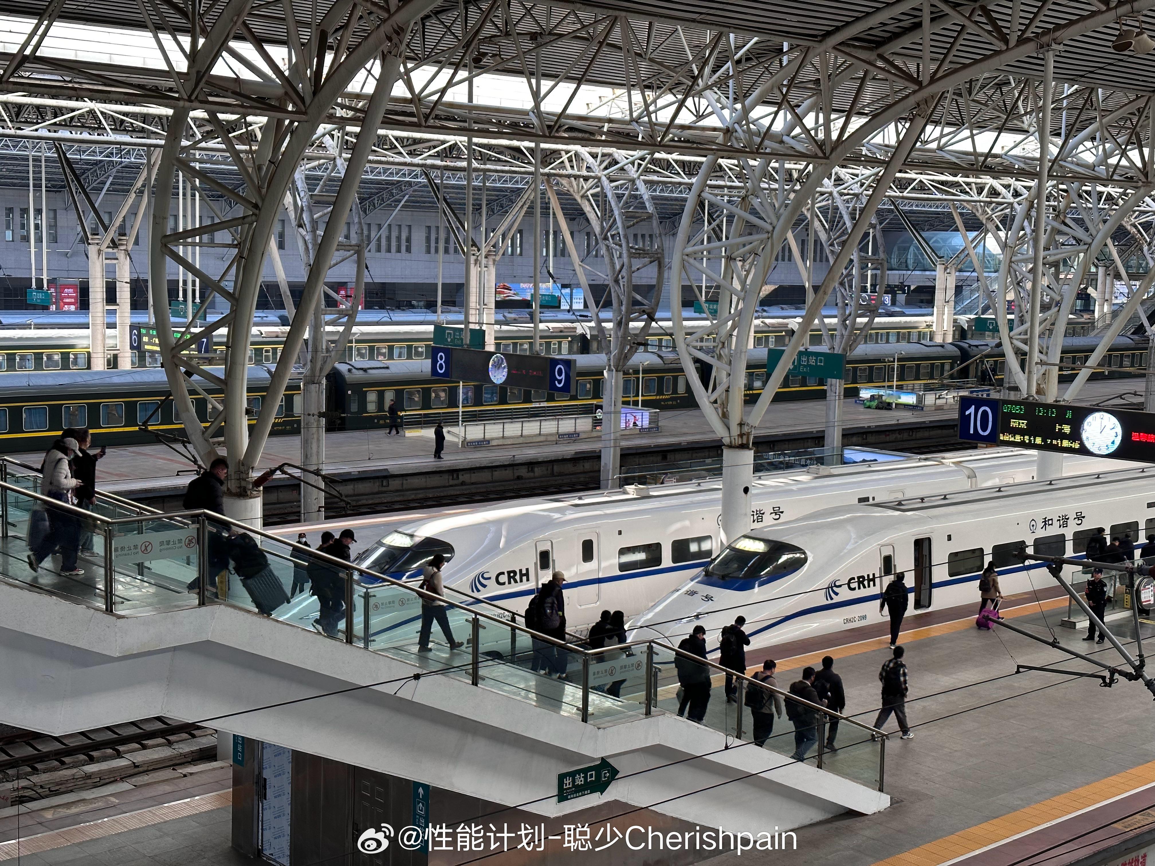 这一角好像我最喜欢的电影《返老还童》里面开场，罗斯福总统剪彩那个反转时钟的场景 