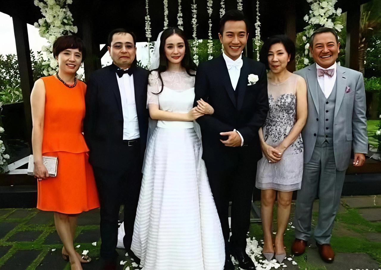 当年，刘恺威和杨幂结婚时的全家福。
刘恺威和杨幂男帅女靓很般配，杨幂长的像妈妈；