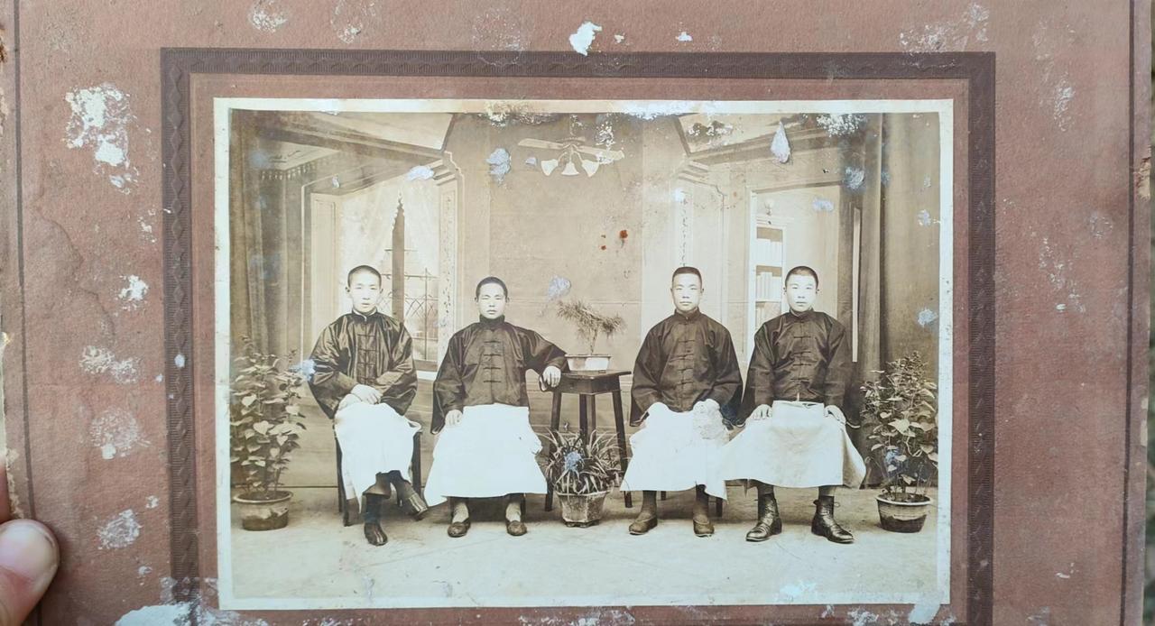 你知道续家谱吗？
家谱是一个家族赓续的记载，许多地方还有家族祠堂，逢年过节祭拜先