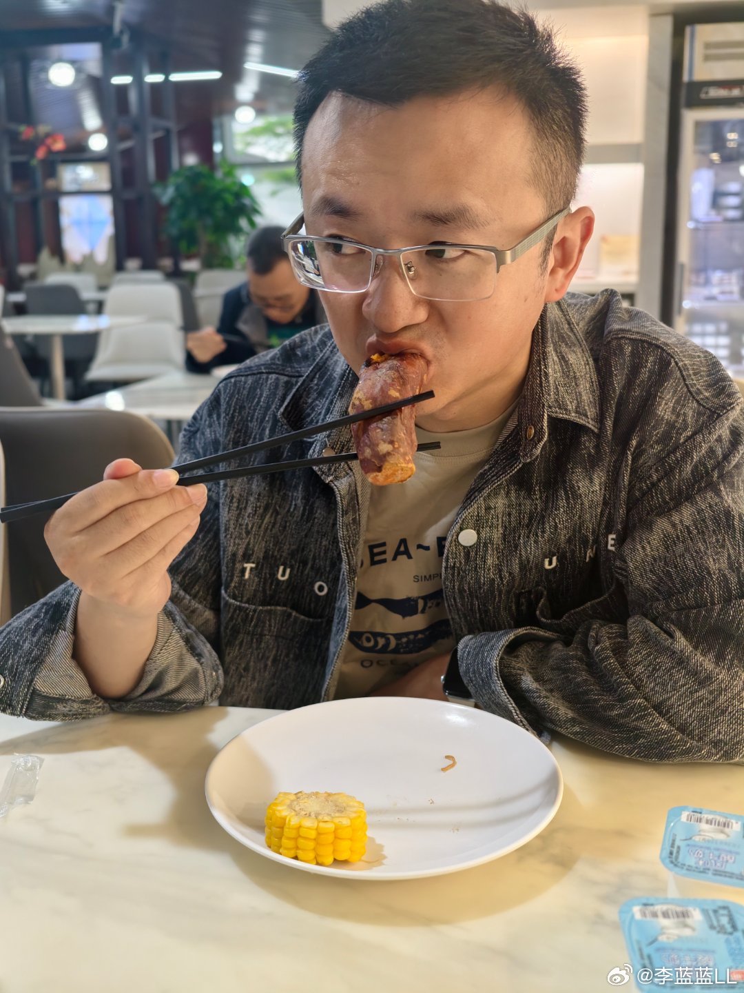 哪有人吃红薯不剥皮的？？