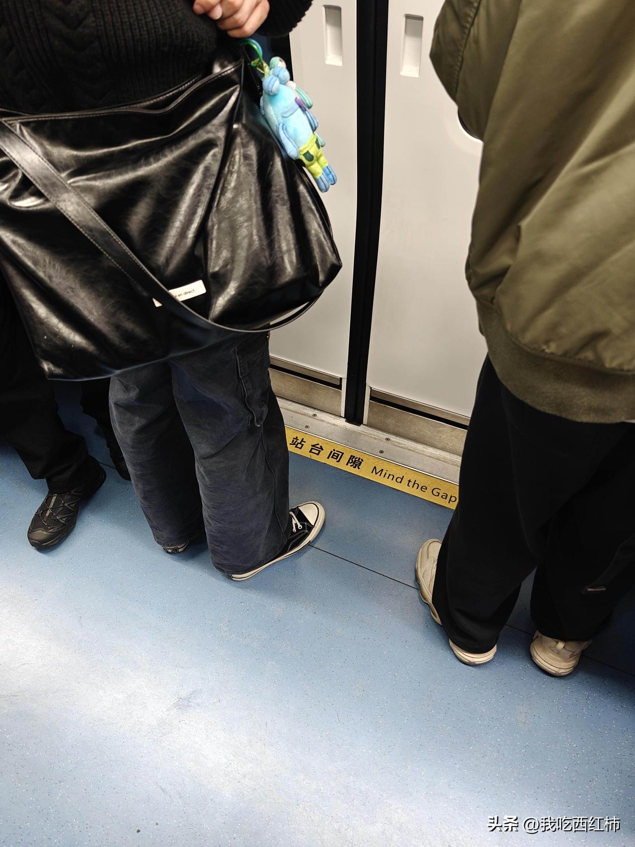 如何鼓起勇气向通勤搭子要vx
每天上班在东街口换乘地铁都会碰到一个衣品不错的小哥