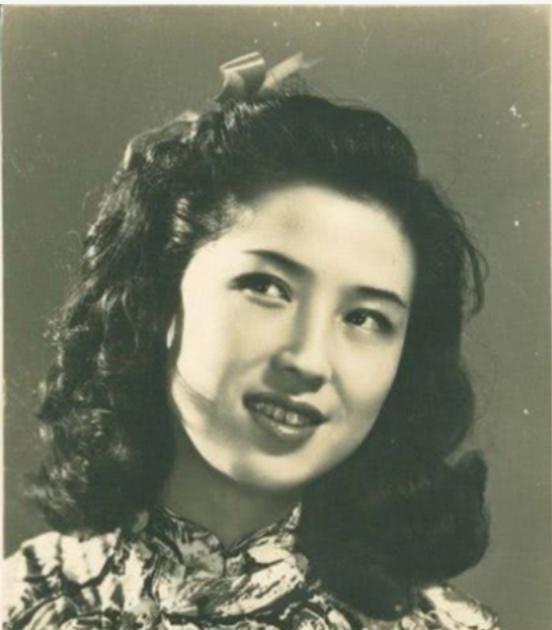1965年，杜月笙的四姨太姚玉兰在外打牌时，顿感全身燥热，坐立难安，一时间她的心