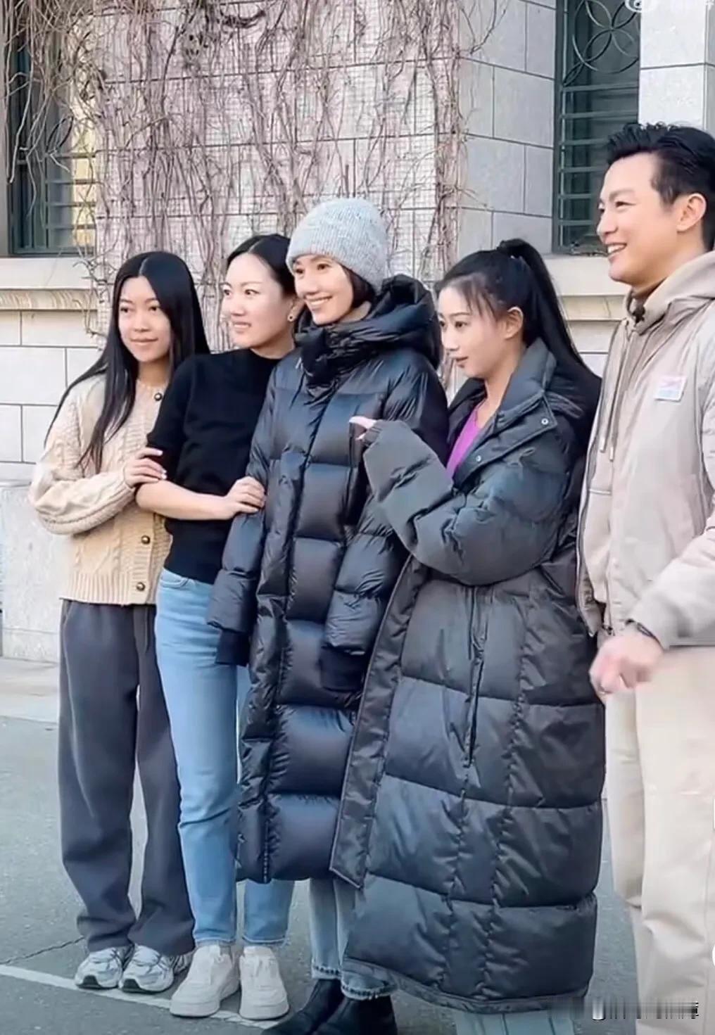 袁泉今天回母校中央戏剧学院啦，还与学妹合影📷灰色毛线帽搭配简约黑色羽绒服，素色